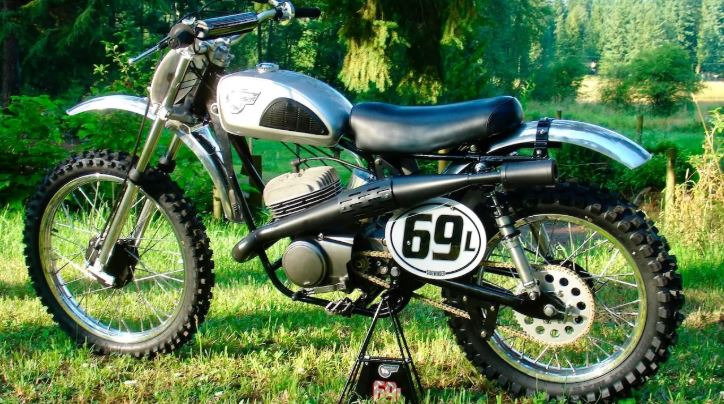 BIKES YOU’VE NEVER SEEN BEFORE - 1969 KAWASAKI F31 GREEN STREAK